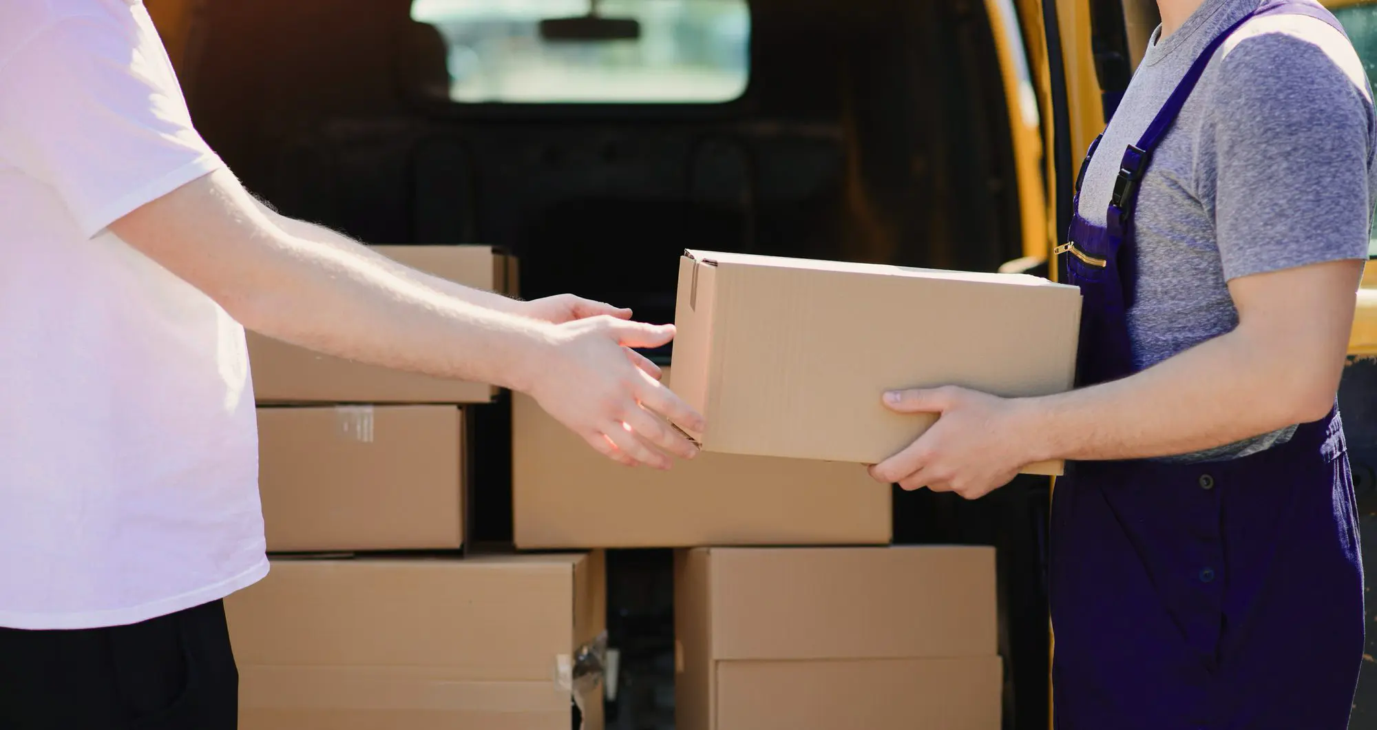 Entrega de una caja entre un cliente y un trabajador de Expreso Paulino