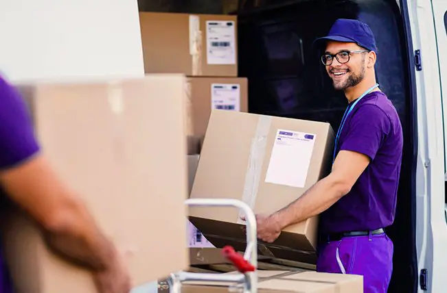 Trabajador cargando cajas en un vehículo