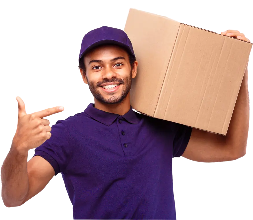 Trabajador de Expreso Paulino cargando una caja