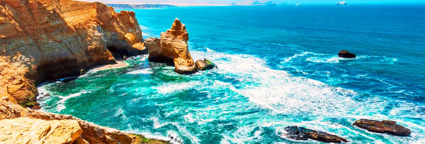 Acantilados de la costa de Pisco